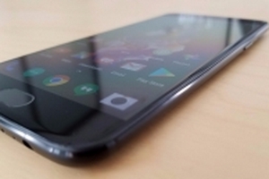 iPhone lần đầu bị đánh bại ở bài đọ hiệu năng