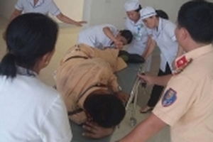 Thượng úy CSGT bị container hất văng từng người vi phạm đâm gãy chân