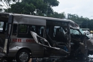 Vụ hai xe khách đối đầu ở Kon Tum: Nhân chứng rùng mình nhớ lại thời khắc kinh hoàng