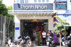 Nam thanh niên xông vào tiệm áo cưới đâm người rồi tự tử