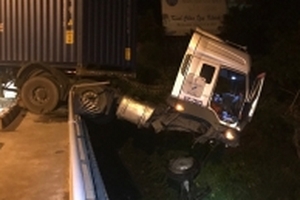 Đâm sập lan can cầu, xe container suýt lao xuống sông