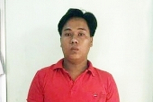 Bắt nam thanh niên cầm mũ bảo hiểm đập vào đầu cô gái trên đường