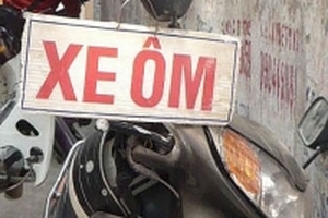 Chở khách từ Sài Gòn về Bình Dương, xe ôm bị cướp đâm trọng thương