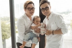 Cặp vợ chồng stylist đồng tính vỡ òa trong niềm hạnh phúc có con