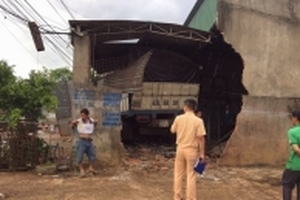 Lạc tay lái, xe tải đâm sập nhà dân ven đường