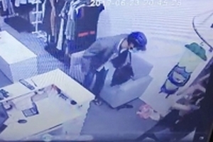 3 mẹ con quỳ lạy tên cướp có dao xin tha mạng ở TP HCM