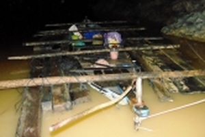 Bị cảnh sát truy đuổi, một người vận chuyển gỗ lậu nhảy xuống sông bỏ trốn