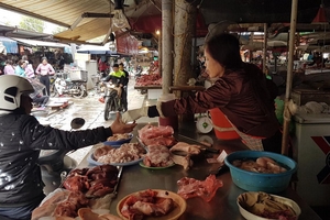 Giá lợn hơi 35 nghìn đồng/kg, tại sao người chăn nuôi 'găm' hàng không bán?