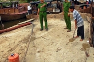 Cảnh sát trắng đêm bắt 5 ghe hút cát trái phép sông Thu Bồn