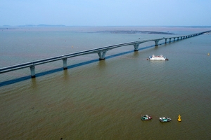 Bộ Giao thông nói gì về loạt sai sót ở cầu vượt biển dài nhất Việt Nam?