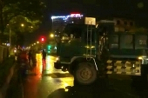 Xe ben xoay ngang đường, tông hàng loạt ô tô chờ đèn đỏ