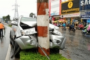 CSGT dùng xe đặc chủng chở tài xế đi cấp cứu