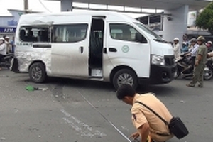 Ô tô 16 chổ bị tông xoay vòng trước bến xe miền Tây