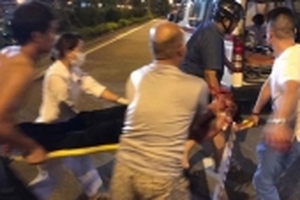 Hà Nội: Truy tìm 2 người đàn ông chém một thanh niên gục giữa đường