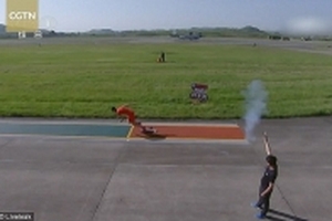 Vận động viên chạy thi với máy bay, ai sẽ chiến thắng?