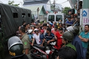 Nhốt vợ 14 giờ rồi mở bình gas dọa nổ