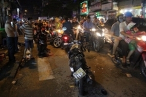 'Ô tô điên’ tông hàng loạt xe máy, 4 người bị thương