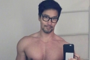 Nhiếp ảnh gia 50 tuổi gây sốt với vẻ ngoài điển trai