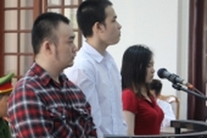 Thuê người tạt axít bạn, nữ sinh ra tòa không nhận tội