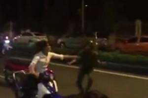 Không đội mũ bảo hiểm, nam thanh niên móc dao chống trả công an