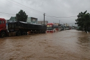 Quốc lộ 20 biến thành sông suốt 10 ngày, xe nối đuôi gần 5km