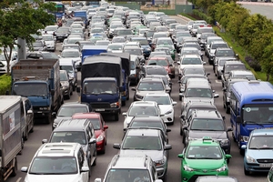 Cần định hướng cho Grab, Uber