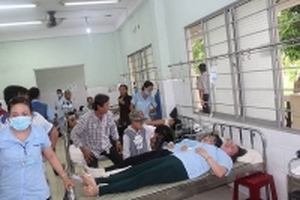 Hơn 100 công nhân ngộ độc phải nhập viện sau bữa cơm