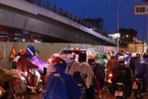 Gặp tai nạn, cô gái nước ngoài bị trộm mất xe giữa phố Sài Gòn