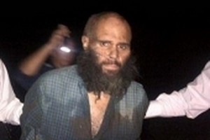 Trốn truy nã, tên sát nhân vào sở thú tranh ăn với động vật