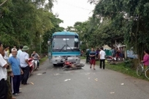 Xe khách tông trực diện xe máy, 2 thanh niên thương vong