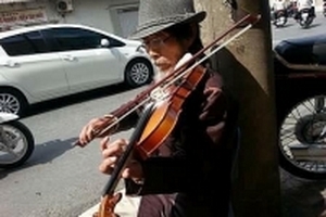 Xót xa người nghệ sĩ già kéo violin đường phố Hải Phòng tử vong dưới bánh container