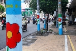 Nhiều cột điện ‘nở hoa’ trên đường phố Sài Gòn