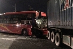 Xe khách đâm vào đuôi container, hơn 20 hành khách la hét kêu cứu