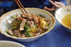 Ba quán ăn phải bốc số chờ đến lượt ở Hà Nội