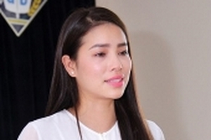 Phạm Hương tâm sự buồn về bệnh của cha, khoá Facebook