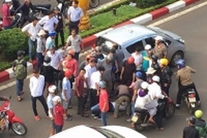 Tranh cãi sau va chạm giao thông, tài xế taxi ủi 'đối thủ' gãy tay