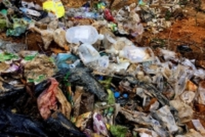 Vụ chôn rác y tế ngay cạnh khe suối: Cán bộ xã cho rằng mình bị lợi dụng