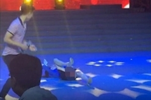 MC ngất xỉu trên sân khấu, khán giả lại hò reo vì tưởng tiết mục đặc biệt