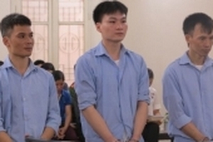 Bấm còi xin vượt không được, ba người đánh chết công an huyện