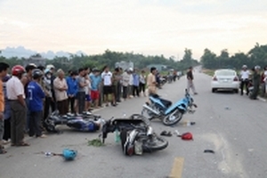 Băng qua đường, người phụ nữ bị xe máy hất xa 10m