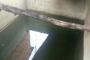 Nghi vấn một gia đình bị đổ thuốc độc vào bể nước sinh hoạt