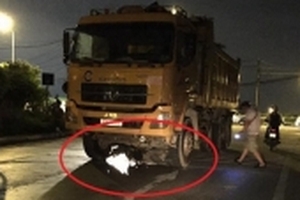 Va chạm với xe tải, xe máy bị kéo lê gần 10 mét, tử vong tại chỗ