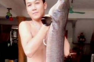 Ngư dân bắt được cá lệch 'khủng' dài 2m trên sông Lam