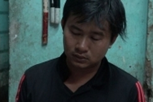 Bắt thanh niên 28 tuổi mang súng vào quán cà phê để bán