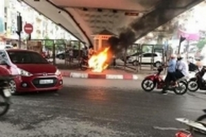 Bị lâp biên bản, người vi phạm quay lại châm lửa đốt xe ngay gần chốt CSGT