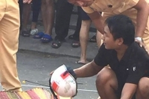 Chồng khóc ngất bên thi thể vợ sau va chạm giao thông