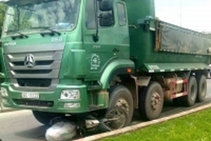 Hai mẹ con chết thảm dưới gầm xe ben