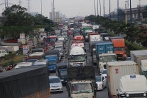 Container tông dải phân cách, cửa ngõ TP HCM ùn tắc nghiêm trọng