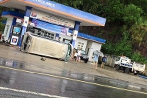 Xe khách mất lái, lao vào cây xăng