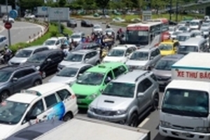 Cầu vượt Sân bay Tân Sơn Nhất: Lãng phí, kẹt xe vẫn nghiêm trọng